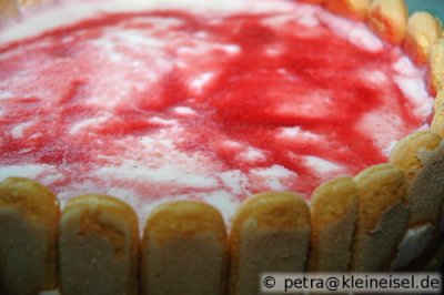 Sommerliche Erdbeer-Buttermilch-Torte